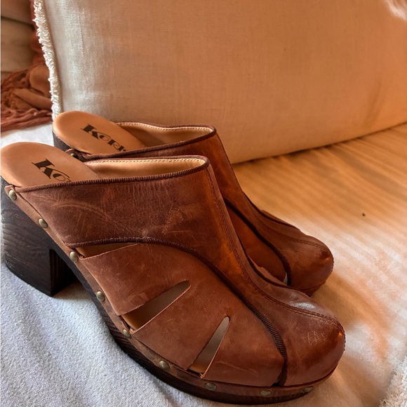 Kork-Ease Tan Leather Clogs with Cut-Out Design - Picture 4 of 4